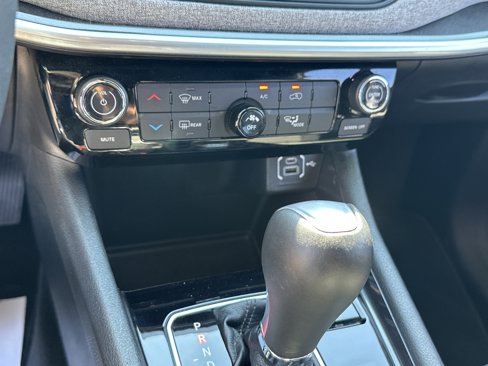 Used 2024 Jeep Compass Latitude image 23