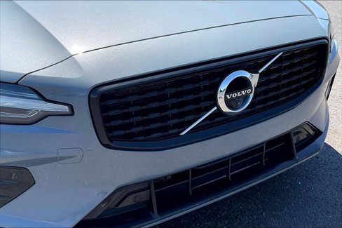 Used 2022 Volvo S60 B5 Momentum image 28
