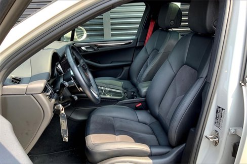 Certified 2020 Porsche Macan image 5