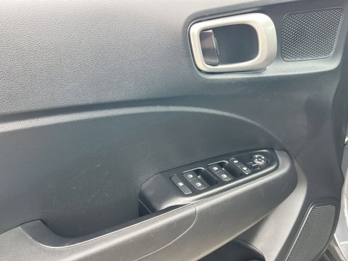 Used 2023 Hyundai Venue SEL image 15