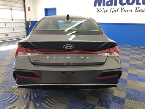 Used 2025 Hyundai Elantra SEL image 11
