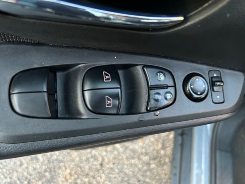 Used 2023 Nissan Kicks SV image 16