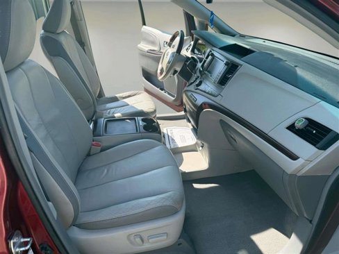 Used 2011 Toyota Sienna Limited image 24