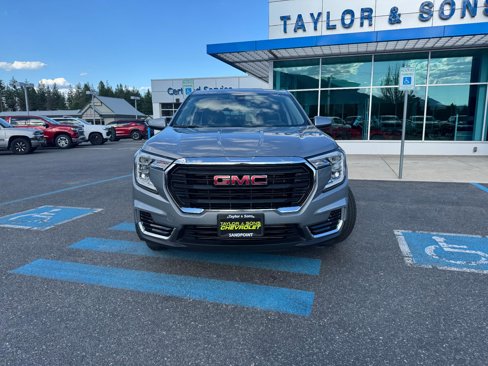 Used 2024 GMC Terrain SLE image 2