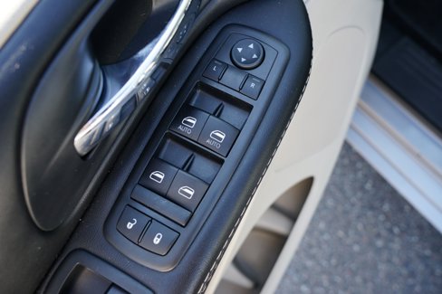 Used 2015 Chrysler Town & Country Touring image 16