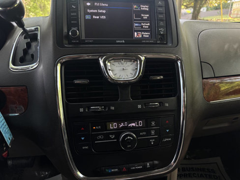 Used 2016 Chrysler Town & Country Touring image 22