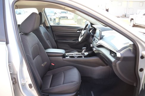 Used 2024 Nissan Altima 2.5 SV image 9