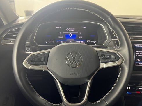 Used 2024 Volkswagen Tiguan SE w/ Panoramic Sunroof Package image 12