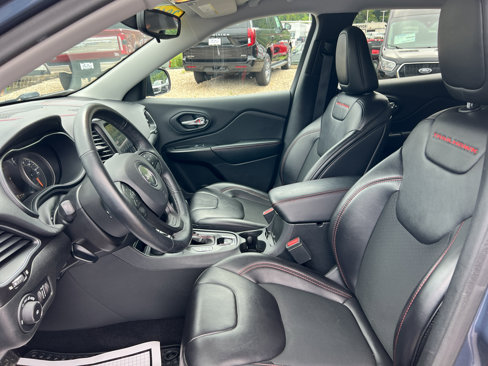 Used 2019 Jeep Cherokee Trailhawk w/ Cold Weather Group image 6