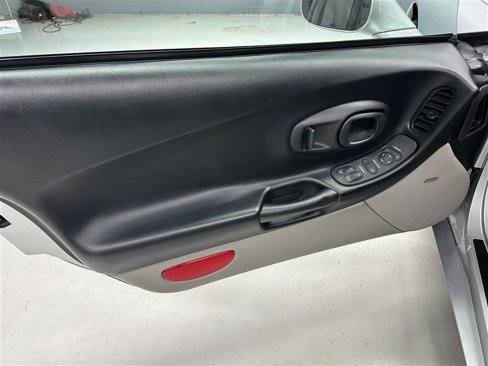 Used 2000 Chevrolet Corvette Coupe image 18