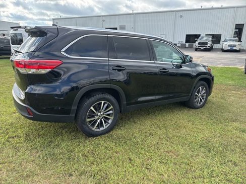 Used 2019 Toyota Highlander XLE image 3