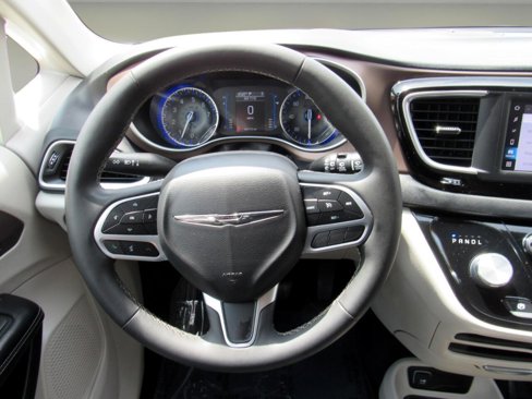 Used 2022 Chrysler Voyager LX image 16
