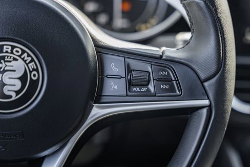 Used 2018 Alfa Romeo Giulia image 25