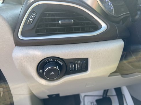 Used 2017 Chrysler Pacifica Touring-L image 19