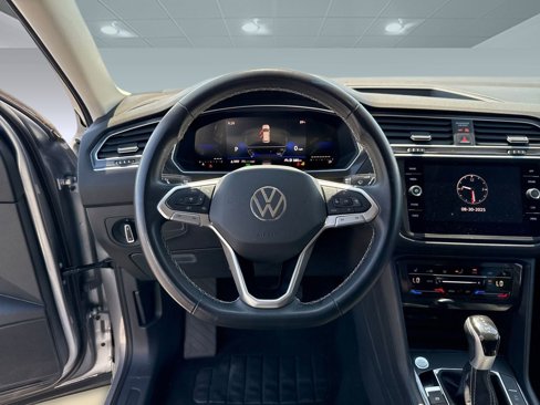 Used 2024 Volkswagen Tiguan SE image 25
