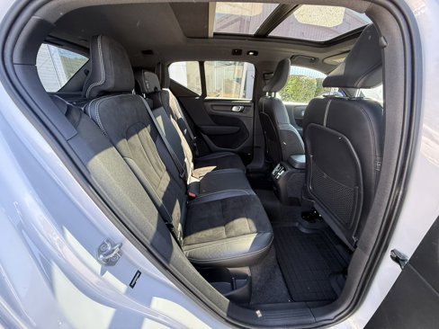 Used 2021 Volvo XC40 P8 Recharge image 22