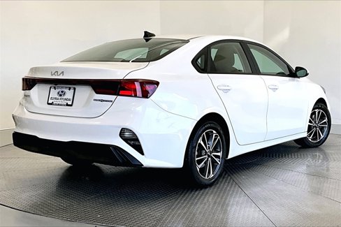 Used 2022 Kia Forte LXS image 2