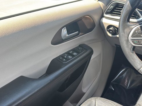 Used 2017 Chrysler Pacifica Touring-L image 23