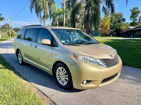 Used 2014 Toyota Sienna XLE image 1