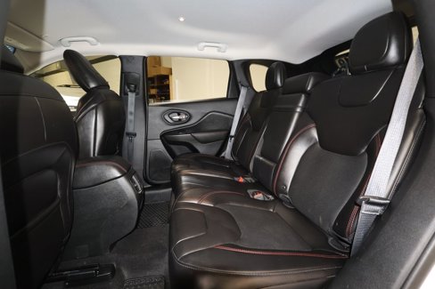 Used 2019 Jeep Cherokee Trailhawk image 23