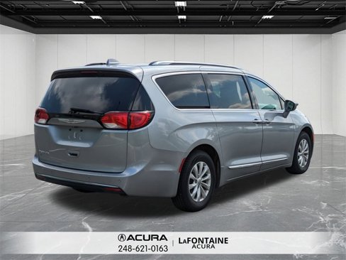 Used 2019 Chrysler Pacifica Touring-L image 5