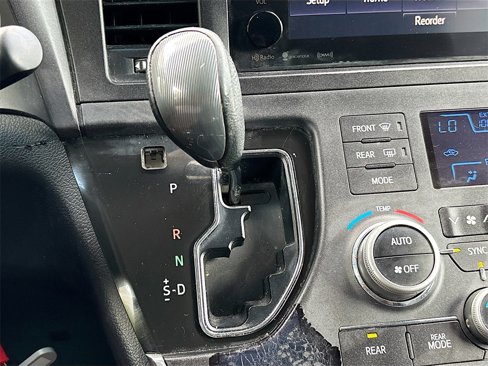 Used 2017 Toyota Sienna SE image 16