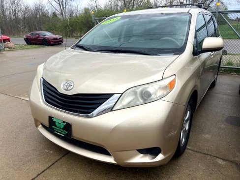 Used 2014 Toyota Sienna LE image 2