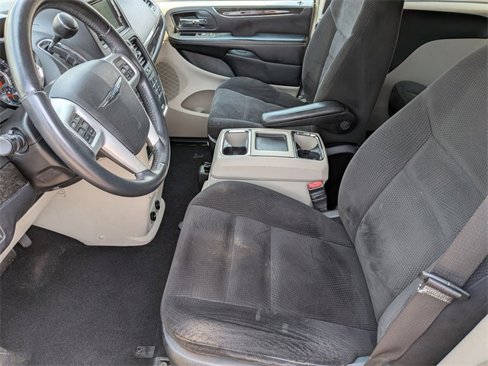 Used 2014 Chrysler Town & Country Touring image 11