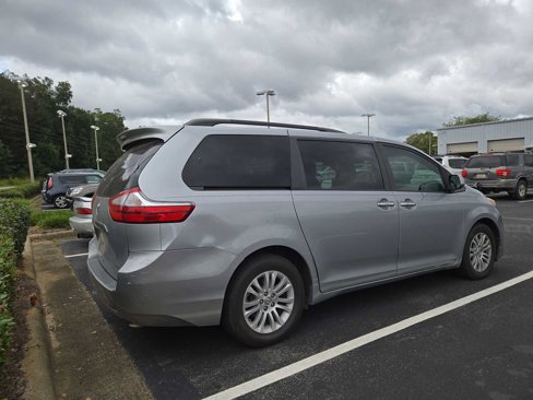 Used 2016 Toyota Sienna XLE image 3
