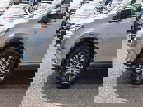 Used 2018 Toyota RAV4 LE image 9