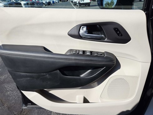 Used 2024 Chrysler Pacifica Touring-L image 39