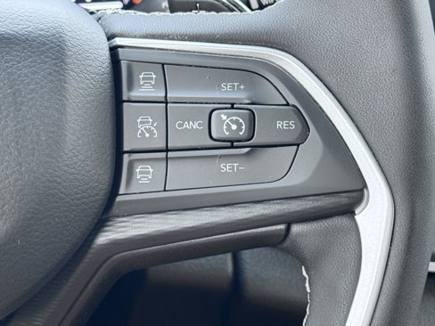 Used 2023 Jeep Grand Cherokee L Laredo image 36