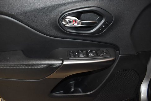 Used 2019 Jeep Cherokee Limited image 31