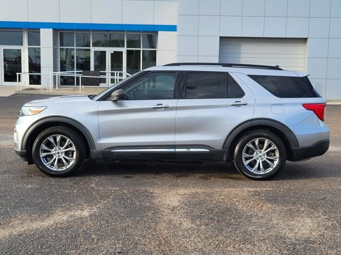 Used 2021 Ford Explorer XLT w/ Equipment Group 202A image 2