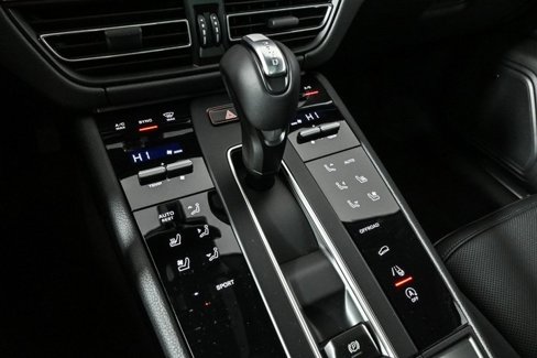 Certified 2025 Porsche Macan image 17