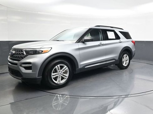 Used 2023 Ford Explorer XLT w/ Equipment Group 202A image 8