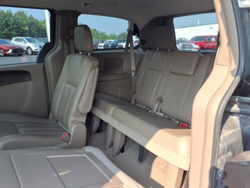 Used 2016 Chrysler Town & Country Touring image 22