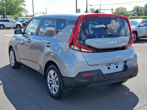 Used 2022 Kia Soul LX image 3