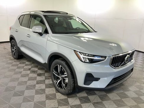 New 2025 Volvo XC40 B5 Core w/ Climate Package image 4