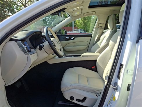 Used 2024 Volvo XC60 B5 Plus image 13