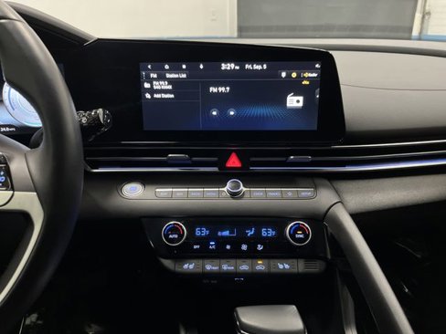 Used 2023 Hyundai Elantra Limited image 9