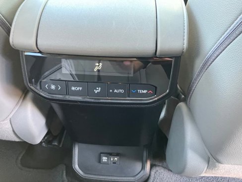 Used 2020 Toyota Highlander XLE image 39