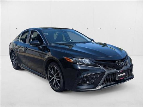 Used 2022 Toyota Camry SE image 3