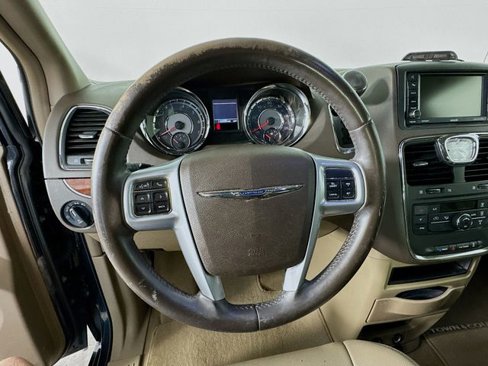Used 2013 Chrysler Town & Country Touring image 11