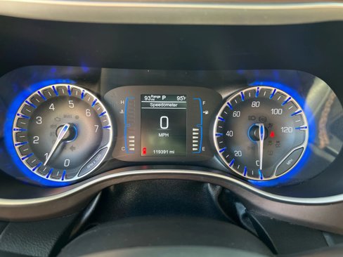 Used 2017 Chrysler Pacifica Touring-L image 12