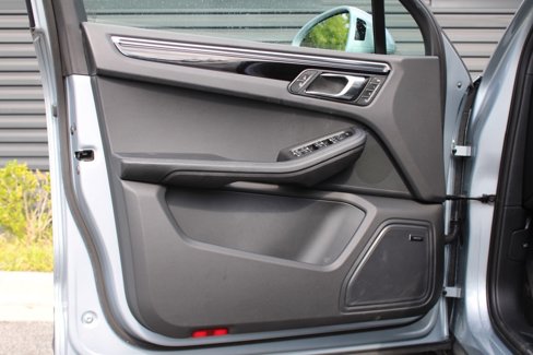 Certified 2024 Porsche Macan image 17