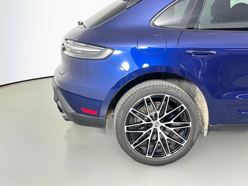 Certified 2025 Porsche Macan image 13