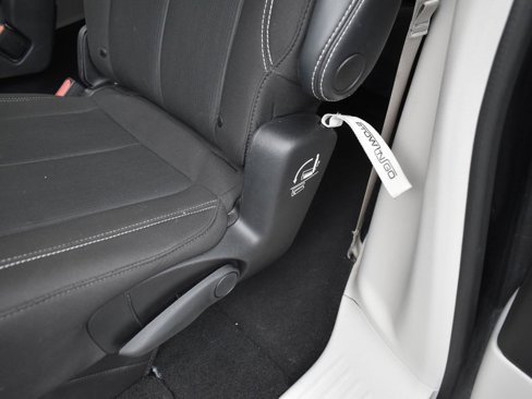Used 2022 Chrysler Voyager LX image 21
