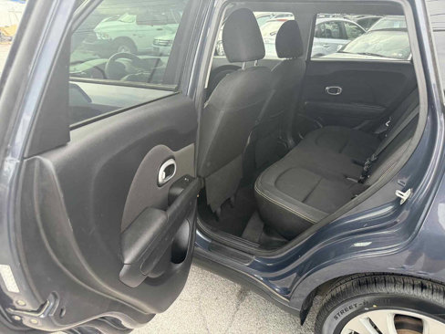 Used 2016 Kia Soul + image 13