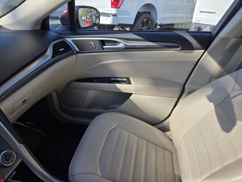 Used 2017 Ford Fusion SE image 15